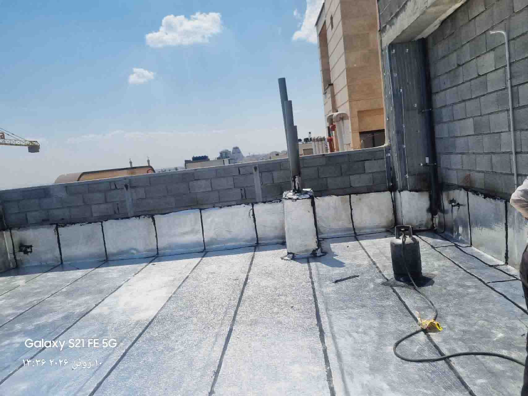 برای جلوگیری از نم دیوارهای مشترک، چه نوع عایقی مناسب‌تر است؟