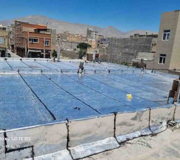 چگونه عمر ایزوگام را دو برابر کنیم؟چند راهکار کاربردی برای افزایش ماندگاری ایزوگام اگر شما به دنبال پاسخ این پرسش هستید چگونه عمر ایزوگام را دو برابر کنیم؟ دقیقا جای درستی آمده اید به طور کلی عمر متوسط ایزوگام بین 10 الی 15 سال است ولی شرایط نگهداری آن نیز بشدت در طول عمر آن موثر است کیفیت نصب و نحوه نگهداری در طول عمر ایزوگام بسیار اثر گذار است در ادامه این مقاله بهتون روش های رو یاد میدیم تا طول عمر ایزوگام ساختمان شما دو برابر بشه و همچنین روش های درست نگهداری از آن را نیز به شما آموزش خواهیم داد تا انتهای این مقاله همراه ما بمانید. عمر مفید ایزوگام به چه عواملی بستگی دارد؟ نصب غیر اصولی ایزوگام میتواند از دلایل اصلی خراب شدن ایزوگام باشد.ماندن آب باران و برف بعد از بارندگی نیز میتواند به شدت ایزوگام اسیب بزند شما حتما باید بعد از بارش برف سقف را از برف پاک کنید تا ایزوگام دچار یخ زدگی نشود ولی برای اینکه آب باران نماند حتما باید از سیب سقف و زیر سازی سقف قبل از بارندگی مطمئن باشید. قرار دادن اجسام سگنین مانند کولر نیز میتواند به ایزوگام آسیب بزند همچنین استفاده از ایزوگام مرغوب قبل نصب نیز میتواند در طول عمر ایزوگام موثر باشد ما در شرکت ایزوگام نوین با دارا بودن یک تیم حرفه ای بعد از پایان پروژه به مشتریان خودمان ضمانت نامه کتبی نیز میدهیم اگر شما به دنبال ایزوگام در تهران هستید همین الان با کارشناسان ما تماس بگیرید. راهکارها برای دو برابر کردن عمر ایزوگام مهم ترین نکته قبل از نصب تجربه نصاب در اجرای پروژه های مختلف است همچنین نصاب قبل از نصب باید از شیب درست پشت بام مطمئن باشد و زیر سازی را اصولی انجام دهد همچنین استفاده از ایزوگام استاندارد بسیار مهم است و استفاده از ایزوگام ارزان اصلا کار درستی نیست زیرا ایزوگام استاندارد دیر تر ترک میخورد و مدتهای طولانی نیازی به ترمیم یا تعویض نیز ندارد.ما در شرکت ایزوگام سالها تجربه موفق در زمینه اجرای پروژه موفق داریم اگر به دنبال نمایندگی ایزوگام در کرج هستید همین الان با کارشناسان ما تماس بگیرید. چه عواملی عمر ایزوگام را کم می‌کنند؟ رطوبت و نفوذ نم ترک دیوارها و سقف سوراخ شدن ایزوگام بر اثر برخورد اشیاء نوک تیز و سنگین بادکردگی و ایجاد چروک در اثر نصب غیر حرفه ای شستن فرش (آسیب در اثر مواد شوینده) قرار گرفتن اجسام سنگین مانند کولر هر چند وقت یکبار ایزوگام را بررسی کنیم؟ هر سال سعی کنید در تابستان ایزوگام را بررسی کنید و هر بخش اگر نیاز به ترمیم داشت آنرا انجام بدید همچنین بعد از بارش برف حتما باید سقف را پاک کنید تا برف روی ایزوگام نماند تا بعد با یخ زدگی ایزوگام دچار طبله نشود و حتما خروجی ناودان ها را بررسی کنید. اگر ایزوگام خراب شد چه کنیم در مواردی که ایزوگام بسیار آسیب دیده باشد معمولا قطعات آسیب دیده تعویض می شوند. این روش به ترمیم دائمی و موثر ایزوگام کمک می کند. اما هزینه زیادی دارد و نیاز به تجربه و زمان دارد. پس بهتر است به متخصص سپرده شود.در نتیجه اگر ایزوگام خراب شد قبل از هر کاری از یک نصاب متخصص مشاوره رایگان بگیرید سپس اقدام کنید. تاریخ انقضا ایزوگام قبل از نصب تاریخ مصرف ایزوگام به مدت زمانی گفته می‌شود که این عایق رطوبتی بتواند بدون کاهش کیفیت، وظیفه اصلی خود یعنی جلوگیری از نفوذ آب و رطوبت را به درستی انجام دهد. معمولاً تاریخ مصرف ایزوگام قبل از نصب بین 6 تا 9 ماه است و معمولاً تاریخ مصرف ایزوگام پس از نصب بین 10 تا 15 سال است. آیا تعمیر ایزوگام باعث افزایش عمر آن می‌شود؟ کار تأثیر تمیز کردن ناودان جلوگیری از آبگرفتگی ترمیم ترک جلوگیری از نشتی نصب اصولی افزایش عمر بازدید سالانه تشخیص زودهنگام مشکلات ترک و پارگی را ترمیم کنید اگر ایزوگام شما دچار یک آسیب جزئی شده است بهتر است در سریع ترین زمان ممکن آنرا درست کنید تا بعدا هزینه بیشتری برای شما ایجا نکند شما میتوانید از یک نصاب حرفه ای برای ترمیم این بخش کمک بگیرید نا در ایزوگام نوین علاوه بر تعویض کامل ایزوگام ایزوگام آسیب دیده را نیز به بهترین شکل ترمیم میکنیم. سوالات متداول چگونه عمر ایزوگام را دو برابر کنیم؟ نگهداری درست و اصولی به همراه نصب ایزوگام میتواند در افزایش طول عمر ایزوگام موثر باشد. آیا شرکت ایزوگام نوین برای نصب ایزوگام ضمانت نامه میدهد؟ ما بعد از اجرا پروژه به تمام مشتریان خودمان ضمانت نامه کتبی میدهیم. سخن پایانی... در این مقاله به بررسی چگونه عمر ایزوگام را دو برابر کنیم؟ پرداختیم شما ابتدا حتما باید بعد از نصب ایزوگام حتما از آن به شکل درستی که در مقاله گفتیم نگه داری کنید همچنین باید از یک نصاب متخصص برای نصب ایزوگام کمک بگیرید تا سالها نیازی به ترمیم و یا تعویض نداشته باشید ما در شرکت ایزوگام با ارائه بهترین ایزوگام به مشتریان خودمان ضمانت نامه کتبی نیز میدهیم کافی است همین الان با کارشناسان ما تماس بگیرید.
